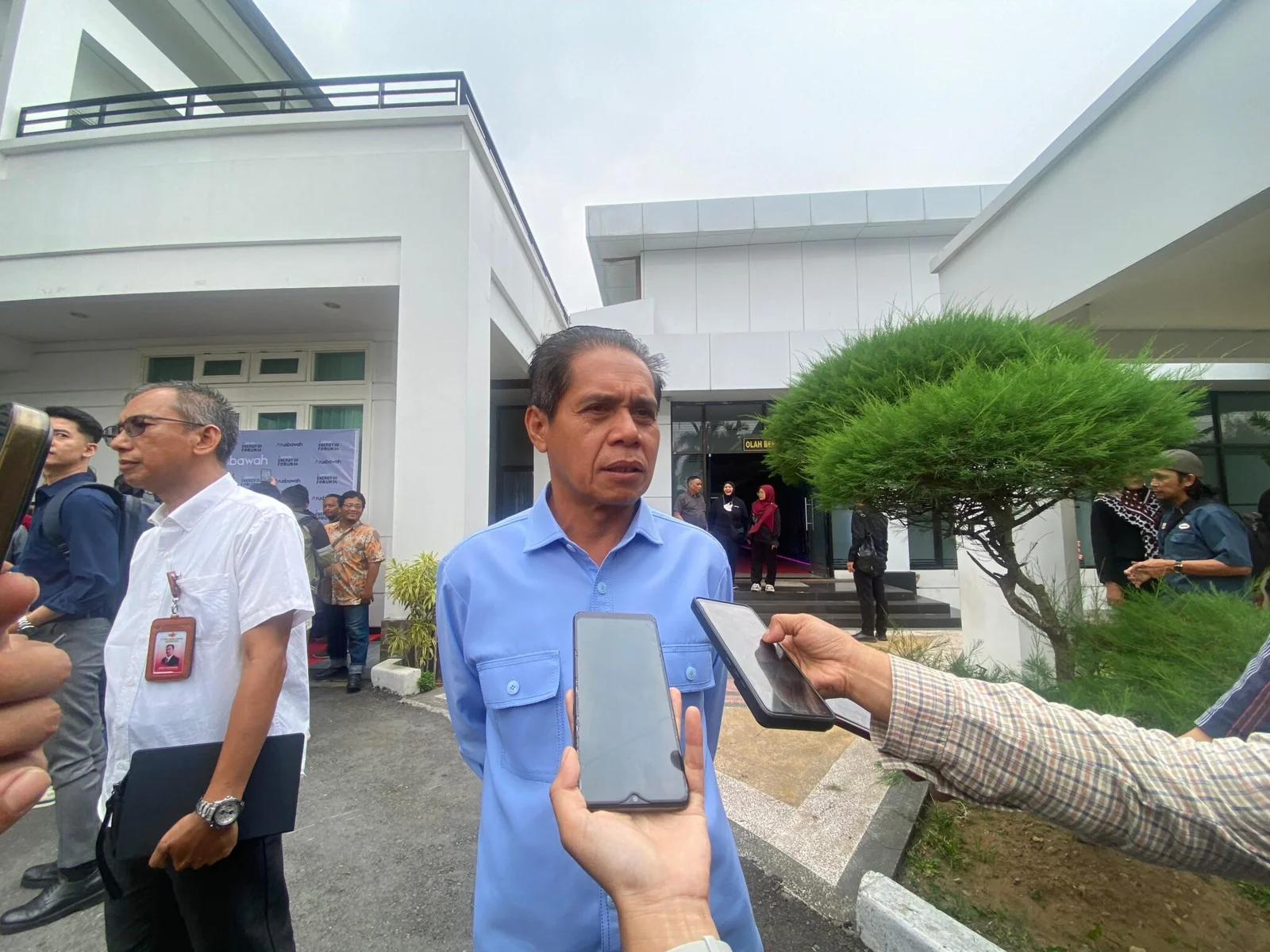 helmi pertamina mengantri aruskata